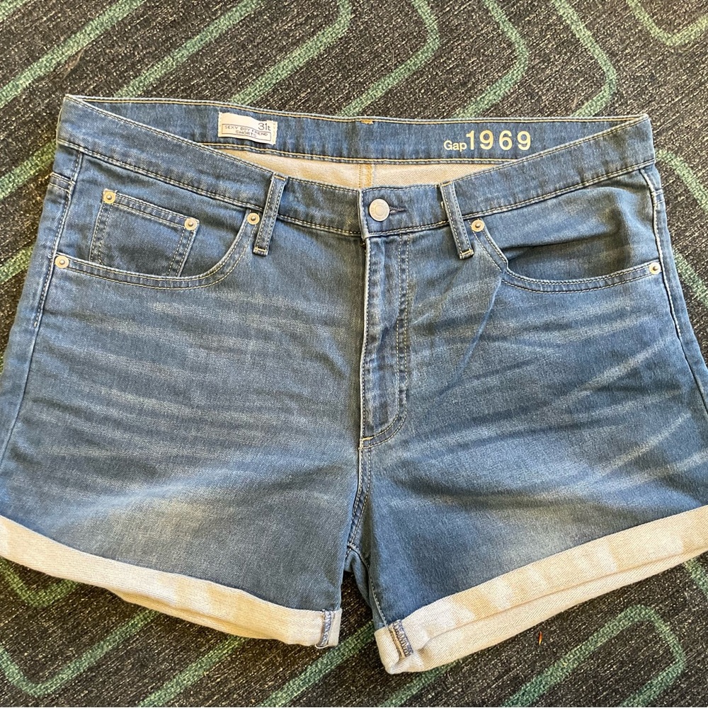 GAP 1969 sexy boyfriend denim shorts. Size 31 Tall (size 12)